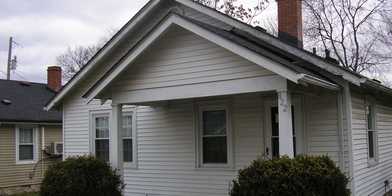 Bowling Green House: 822 Winona Ave