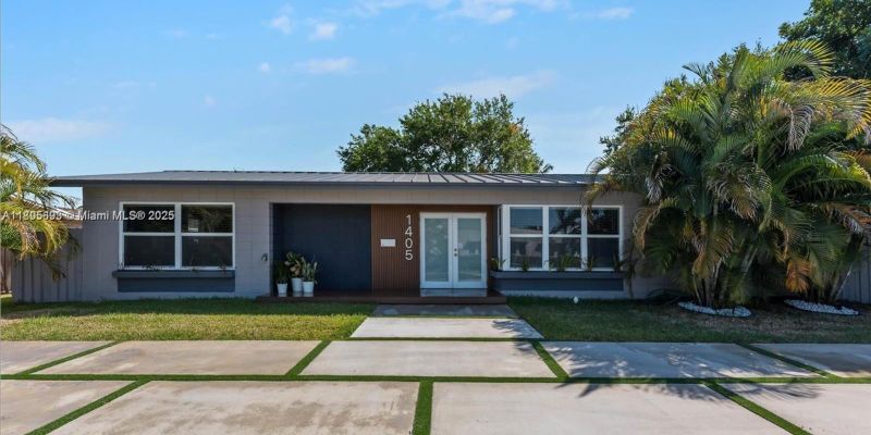 Hollywood House: 1405 N 46th Ave