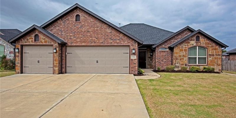 Bentonville House: 1906 SW Cypress St