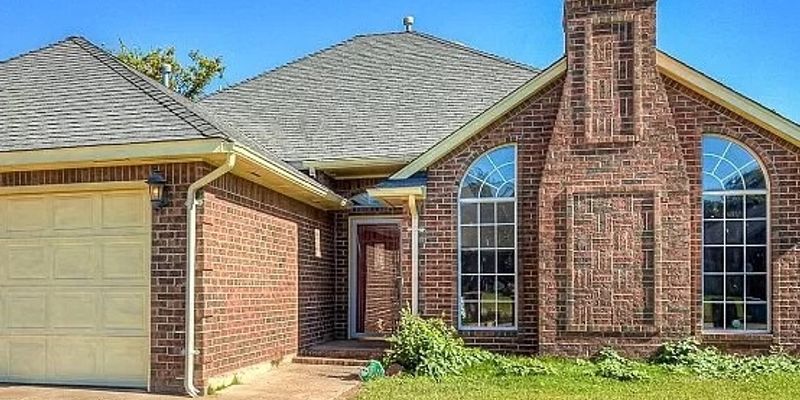 Midwest City House: 322 Pinehurst Dr