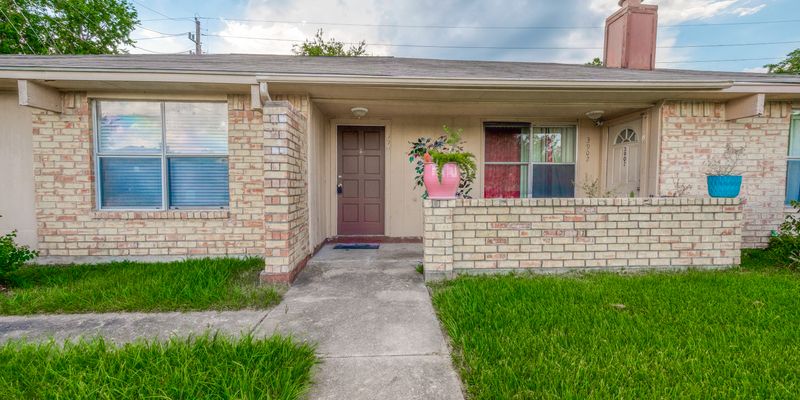 Houston House: 3906 Quiet Pl Dr