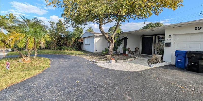 North Miami Beach House: 1900 NE 186th Dr