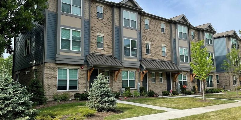 Libertyville Townhome: 601 Broadway St