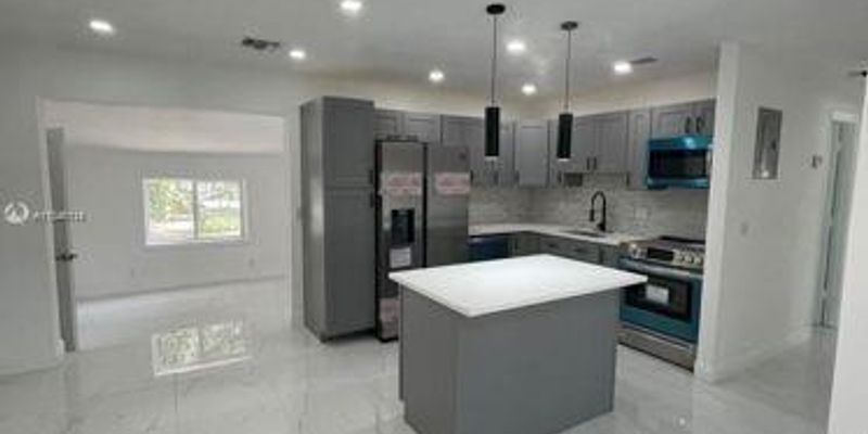 Pompano Beach House: 751 NW 18th St