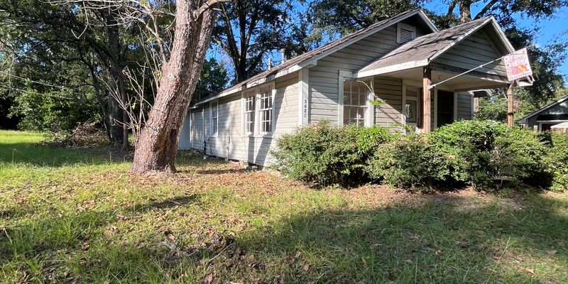 Nacogdoches House: 3622 S Fredonia St