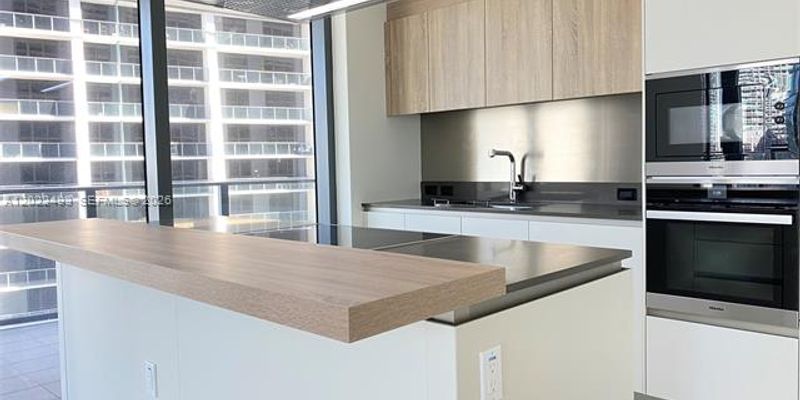 Miami Condo: 1000 Brickell Plaza