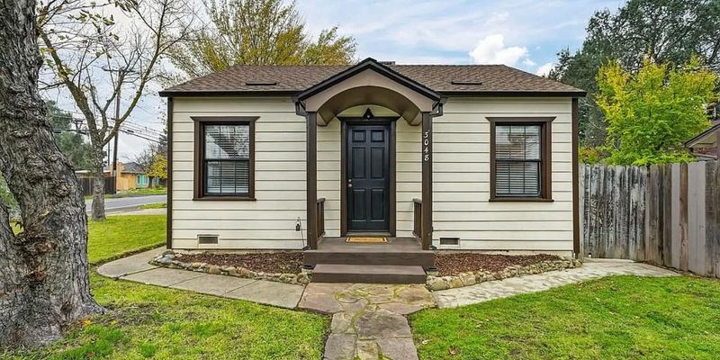 Carmichael House: 3048 Garfield Ave