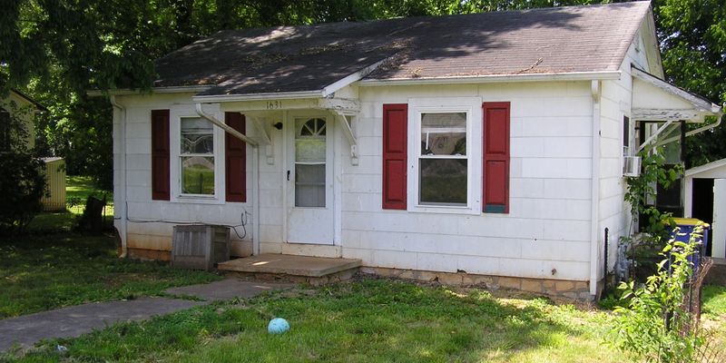 Bowling Green House: 1631 Sharon Dr