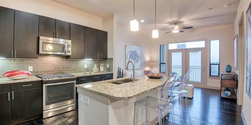 Houston Apartment: 2098 Smith St