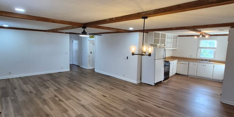 Louisville House: 10611 W Manslick Rd