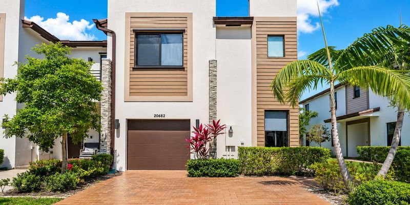 North Miami Beach Townhome: 20682 NE 2nd Ct
