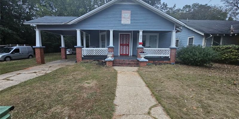 Montgomery House: 2233 E 4th St