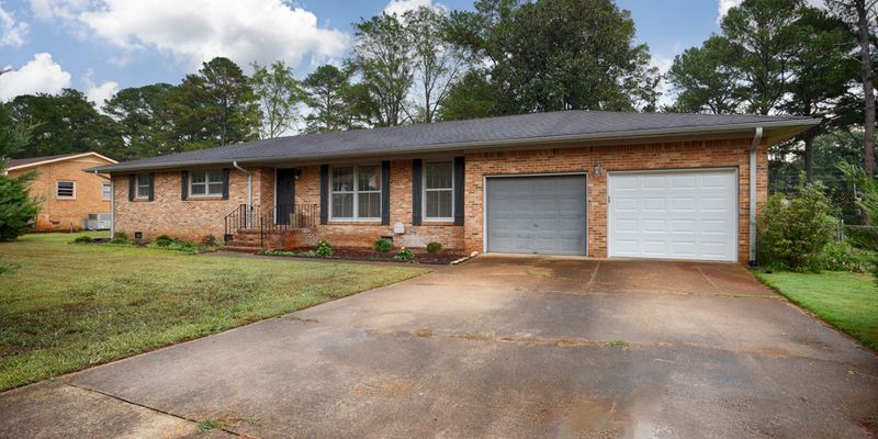 Huntsville House: 2105 Shannonhouse Rd SW