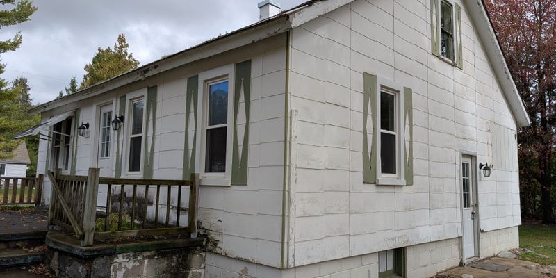 Gladwin House: 415 S Silverleaf St