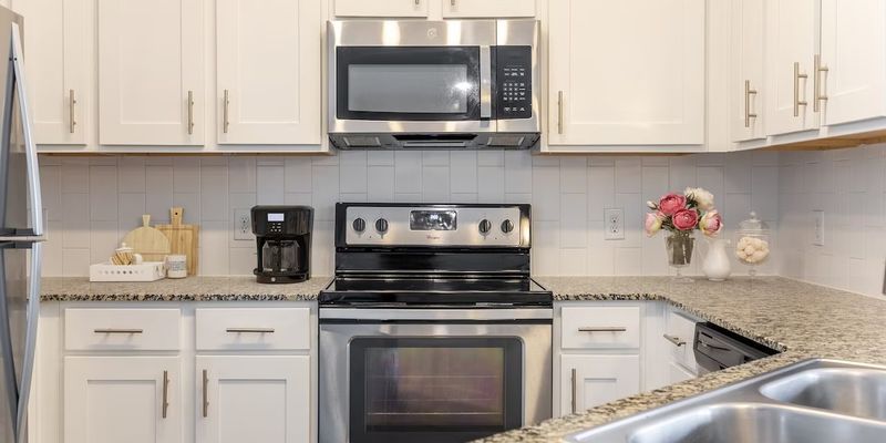 Pasadena Apartment: 4099 Mickey Gilley Blvd.