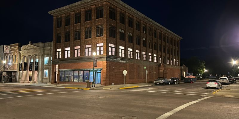 Mitchell Apartment: 223 N Main St