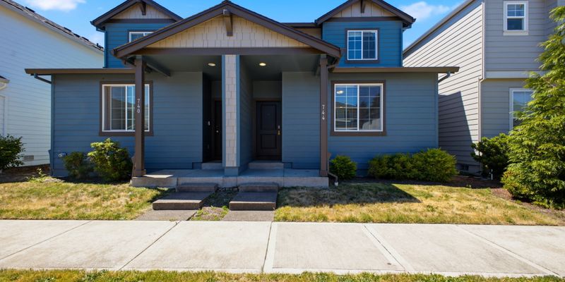 Vancouver House: 744 NE 138th Pl