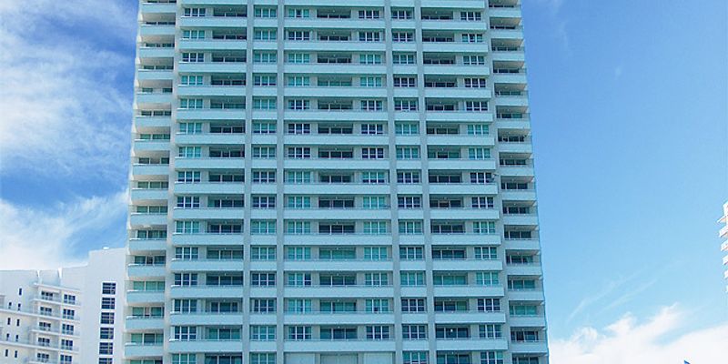 Miami Condo: 800 Claughton Island Dr