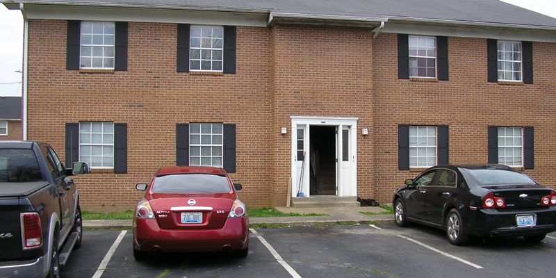 Bowling Green Apartment: 1721 Highland Way