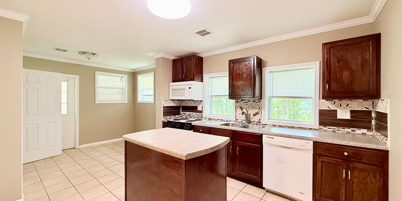 Robertsdale House: 18335 Racine St
