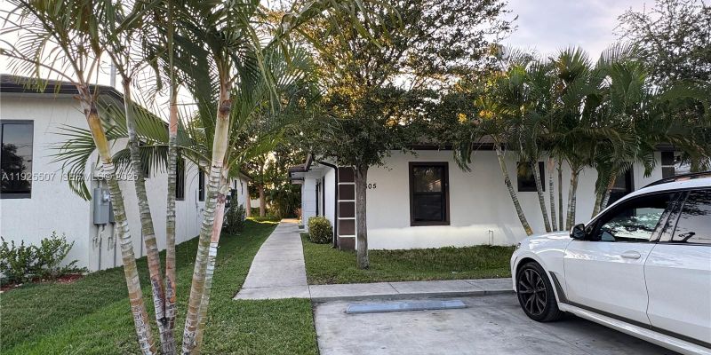 Hallandale Beach House: 605 E Hallandale Beach Blvd