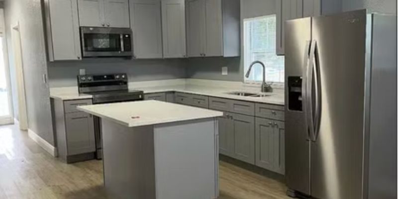 Tampa House: 2139 W St John St