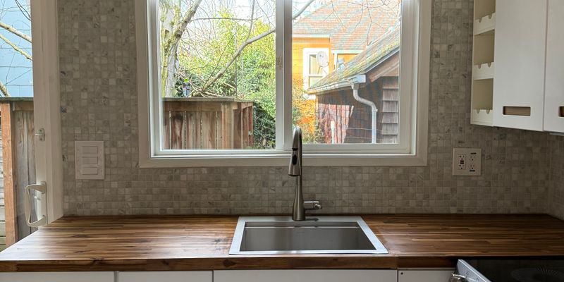 Portland Apartment: 2822 SE 17th Ave