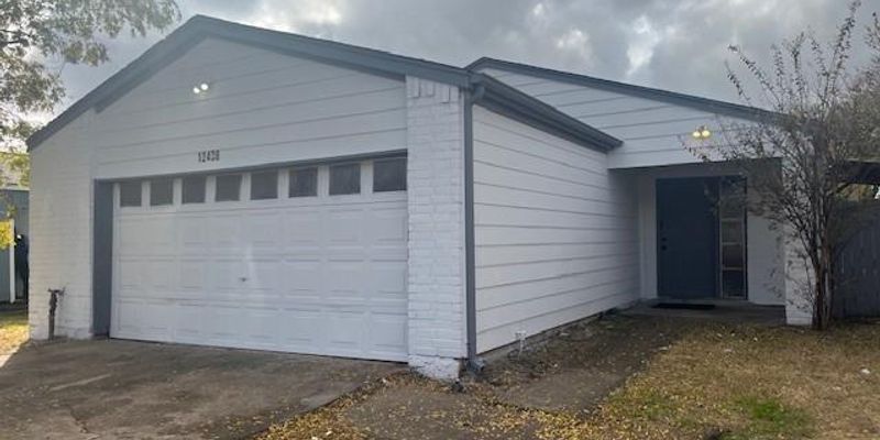 Houston House: 12438 Newbrook Dr