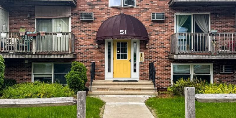 Worcester Apartment: 51 Alvarado Ave