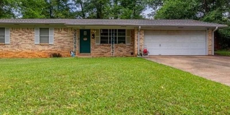 Nacogdoches House: 320 Mackechney St
