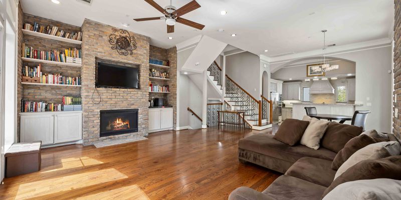 Houston House: 328 Bomar St