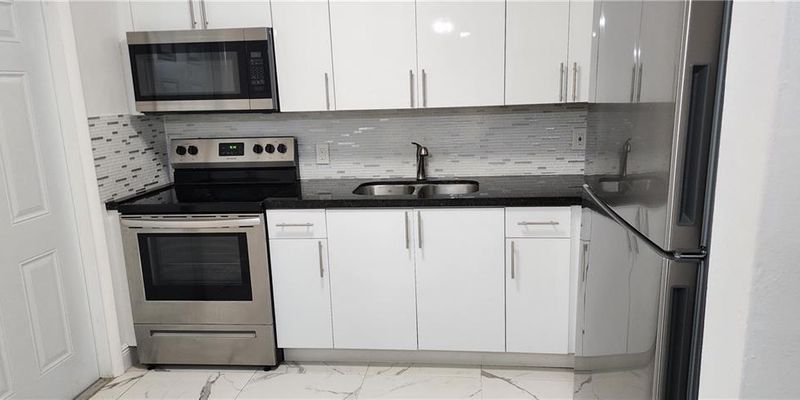 Hallandale Beach House: 900 SW 11th St