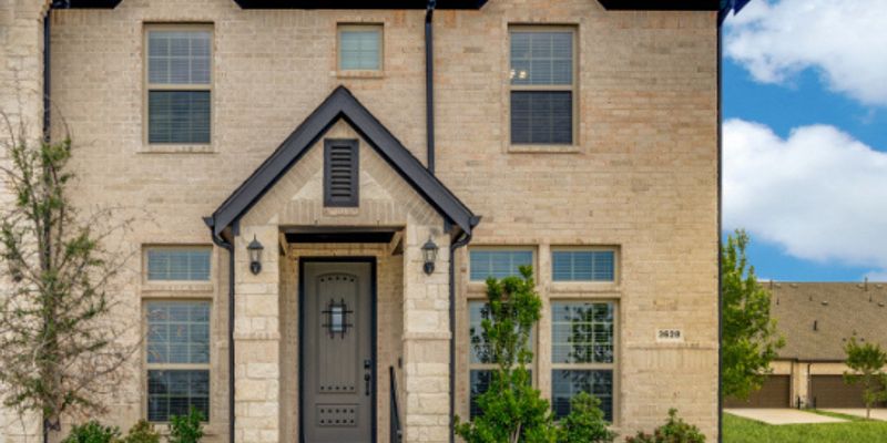 Rowlett House: 3628 Chaucer Trl