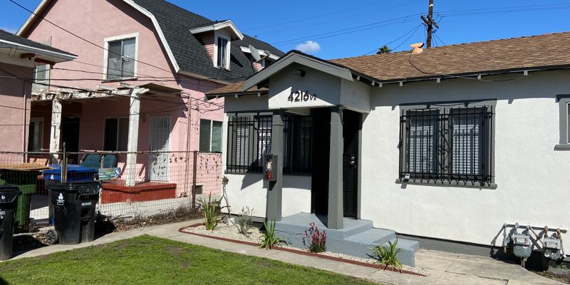 Los Angeles Apartment: 4216 Woodlawn Ave