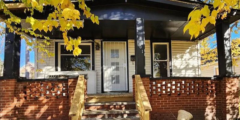 Cleveland House: 3701 E 69th St