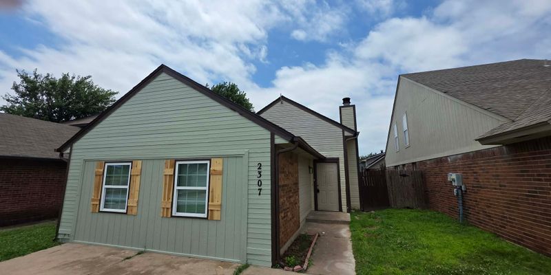 Moore House: 2307 N Lincoln Ave