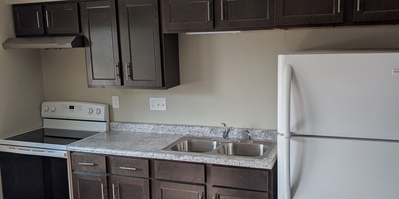 Alexis Apartment: 105 N Kelly St