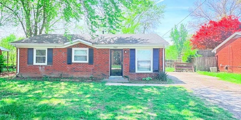 Louisville House: 7507 Edenroc Ln