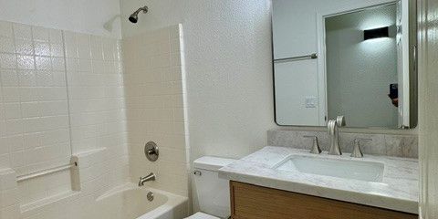 Second bathroom pic 1.jpg