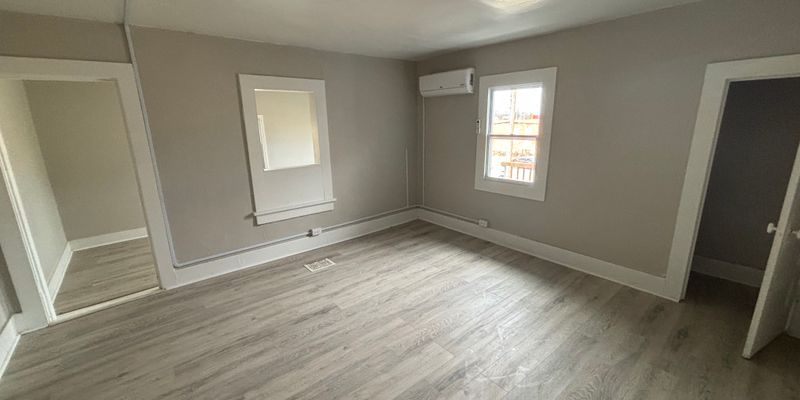 Hutchinson Apartment: 14 E 6th Ave