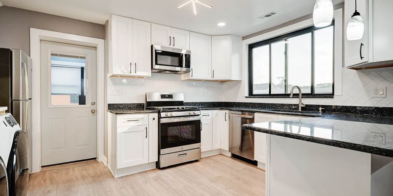 Chicago Apartment: 2525 W Haddon Ave