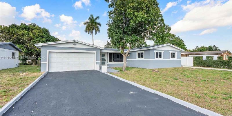 Plantation House: 4725 NW 5th Ct