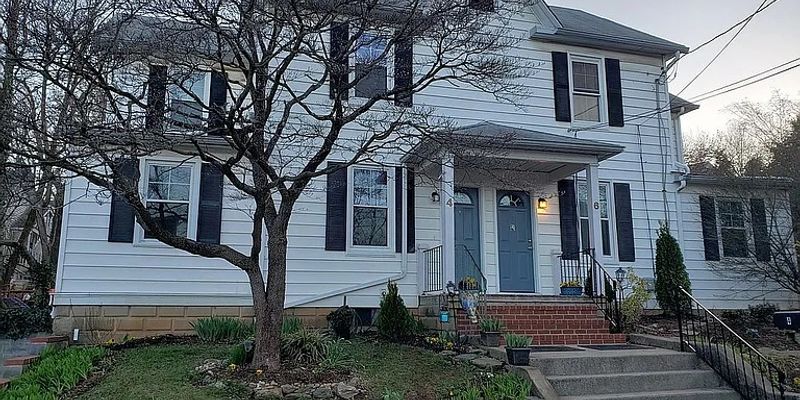 Mount Airy House: 6 Hood St