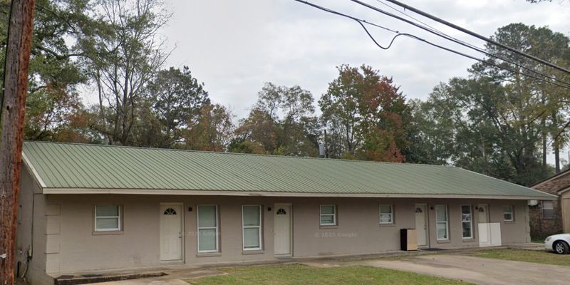 Magee Apartment: 5th Ave NE