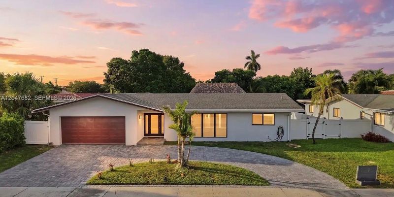 Boca Raton House: 1499 W Camino Real