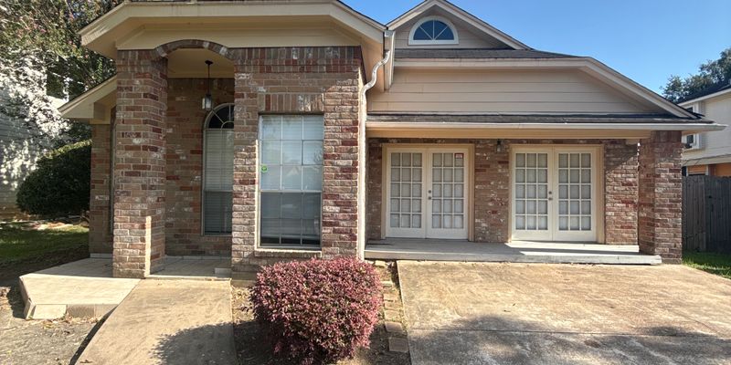 Houston House: 15827 Beechnut St
