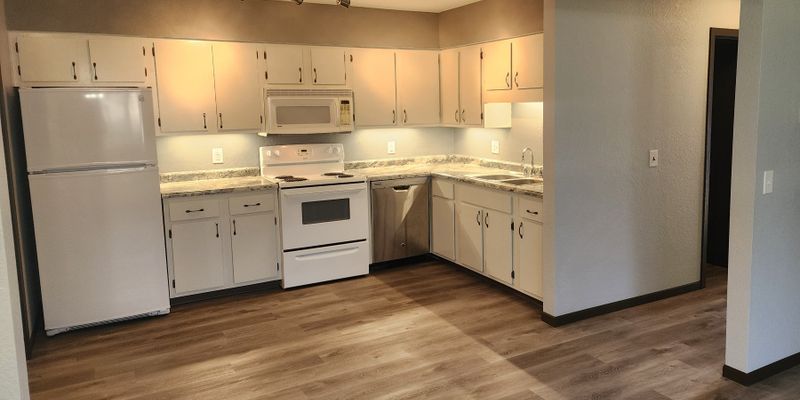 Litchfield Apartment: 910 E 2nd St