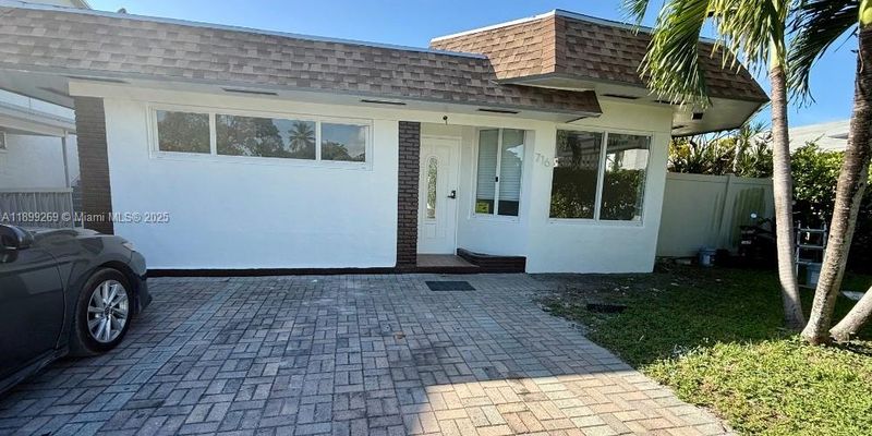 Hallandale Beach House: 716 NE 7th St