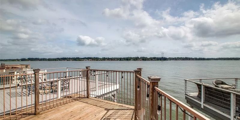 Montgomery House: 185 Capetown Way