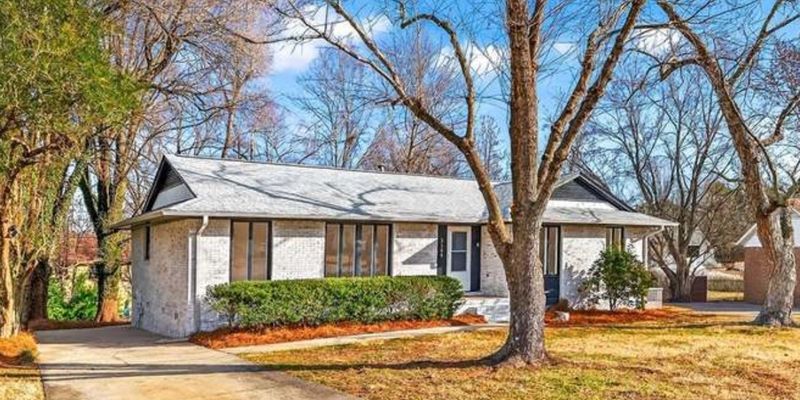 Greensboro House: 2204 Dulaire Rd